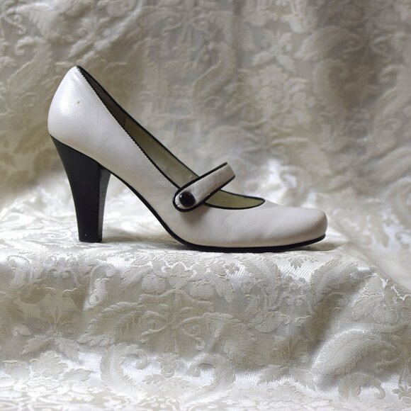 White Vianni Collection Mary-Janes - size 6.5 - Picture 1 of 9